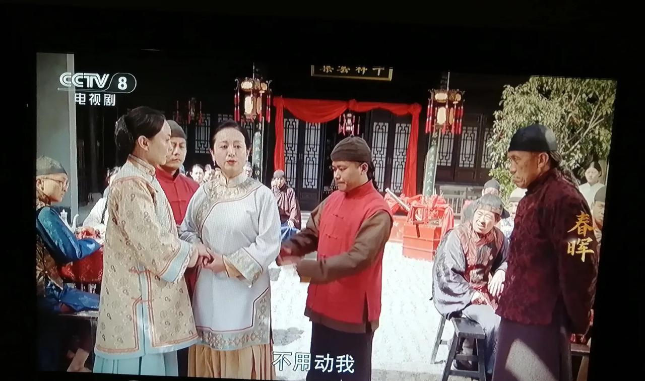 14.《春晖》。蔡妈妈跟秋女士在家族聚会上见面，都对宗族对女人的约束感到愤慨。女