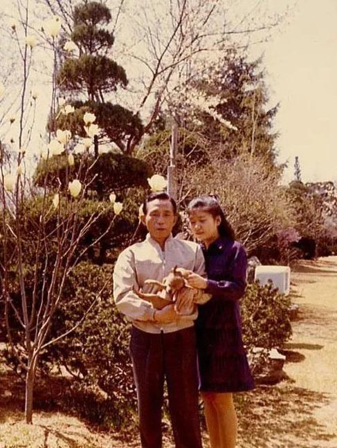 70年代，朴槿惠和父亲，留下了这一张照片，少女时代的她长相端庄秀丽，眼睛明亮清澈