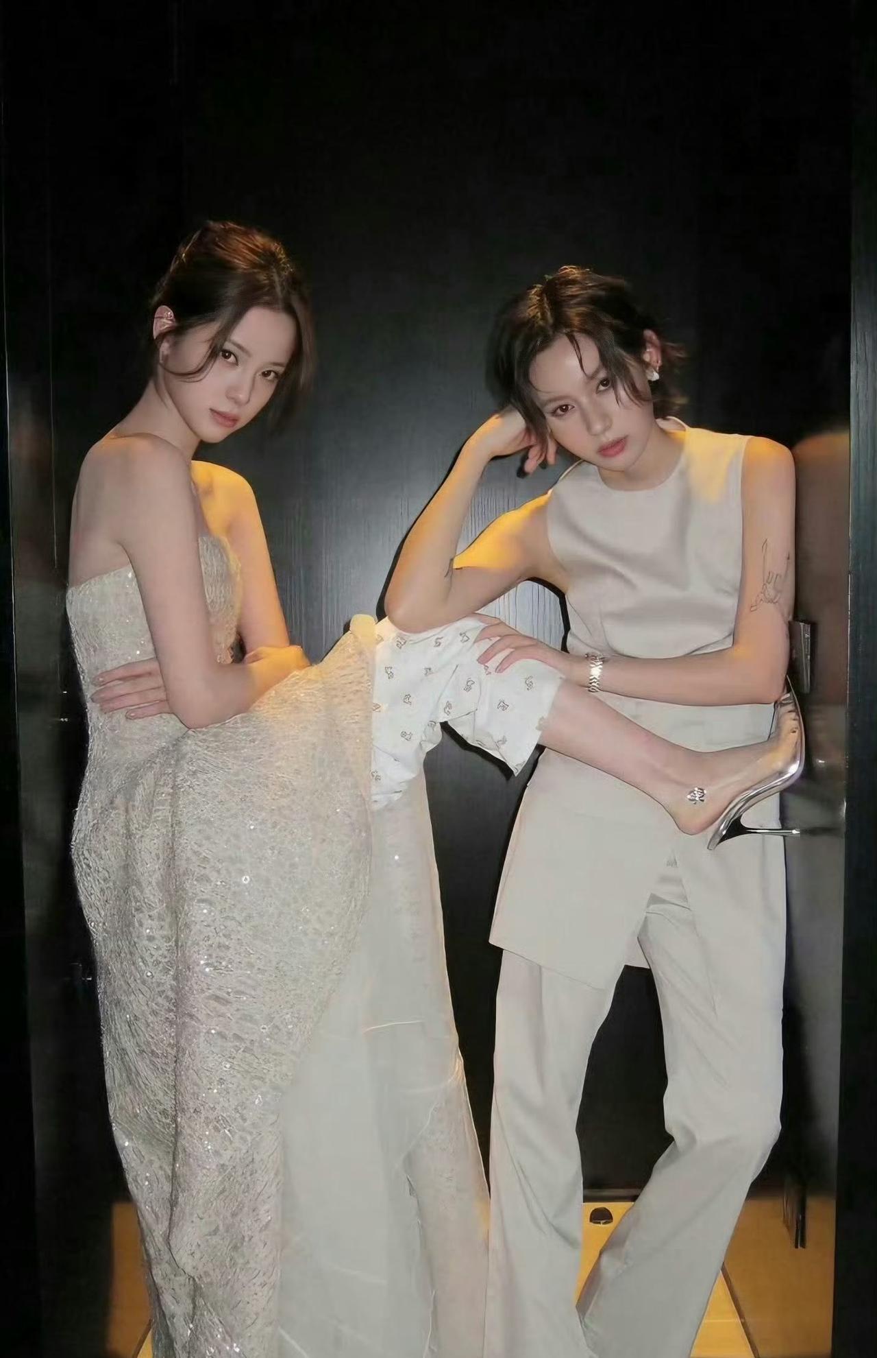 哈哈哈欧阳娜娜这穿得也太保守了吧！裙子里居然还套了件睡衣，这是有多不放心[笑哭]