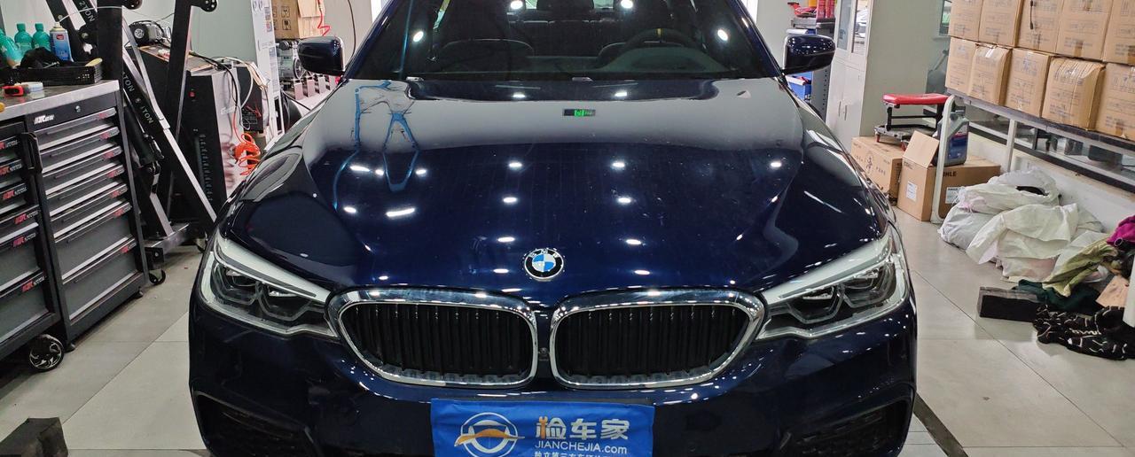 宝马5系新车不到30万，开了五年的二手5系竟然要28万，买主还很乐意！
看尾标就