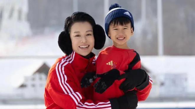 李乘德夜店搂妹实锤！胡杏儿婚姻破碎，李湘的预言一语成谶