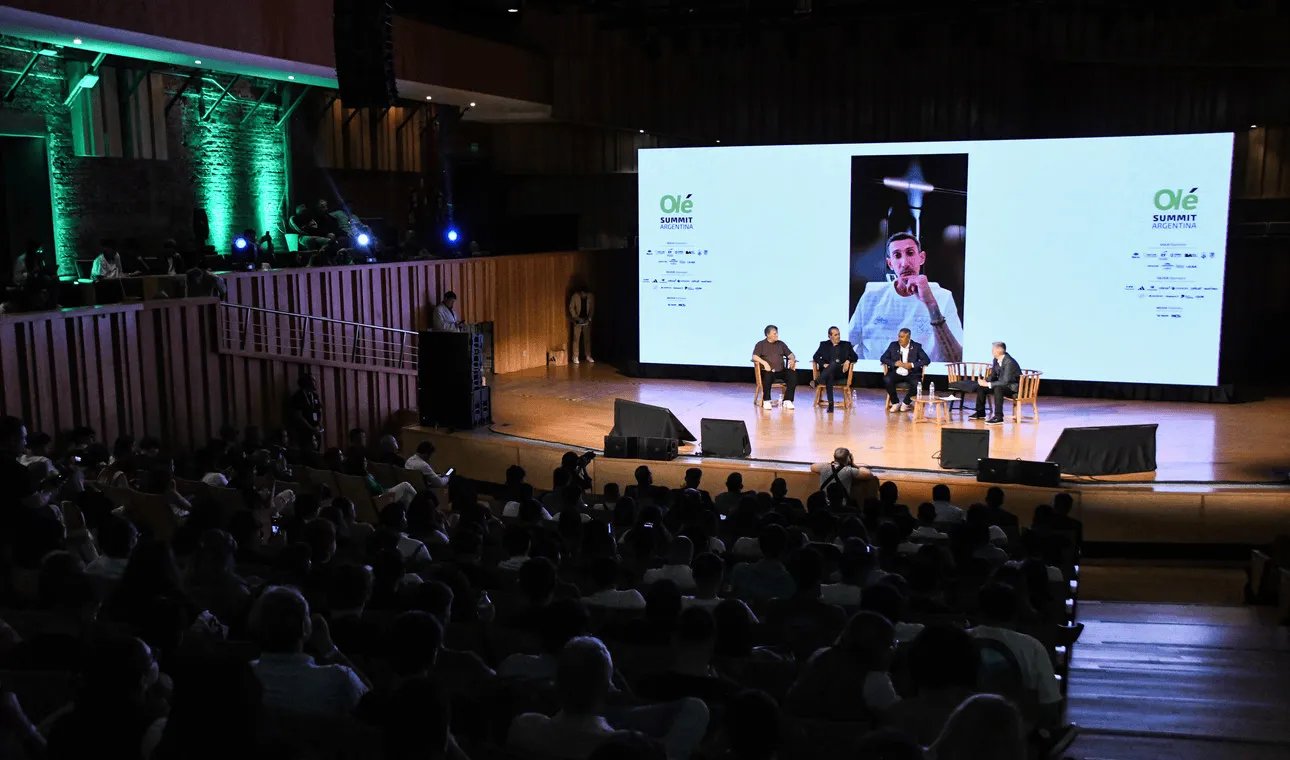 再踢一届世界杯？迪马利亚笑道：不，已经有新的一代了