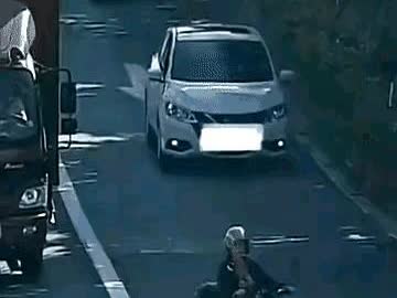 后悔了没？女子想左转，霸道横穿两个车道

女子骑电动车进入左手边第一个车道，
