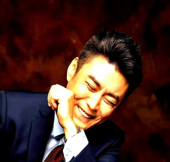 难怪朱媛媛说差点嫁给他，他年轻时穿军装的样子真帅，比辛柏青帅一万倍啊！

要