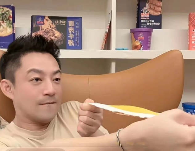 咱就说汪小菲是不是挑事的人吧。
回湾湾陪孩子就陪孩子呗他却拿着小霖霖的玩具挑逗儿
