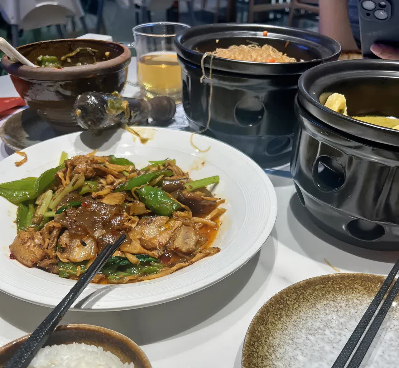 又不死心今天又去试驾了理想L6，我一个女的不懂车都觉得理想L6好合适家庭用车，又