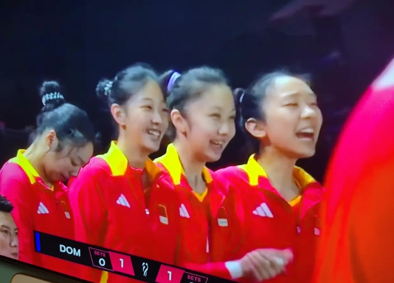 中国女排最大的软肋在哪？
最大胁有三。
一，中国女排替补队员深度不够，弄一帮毫无