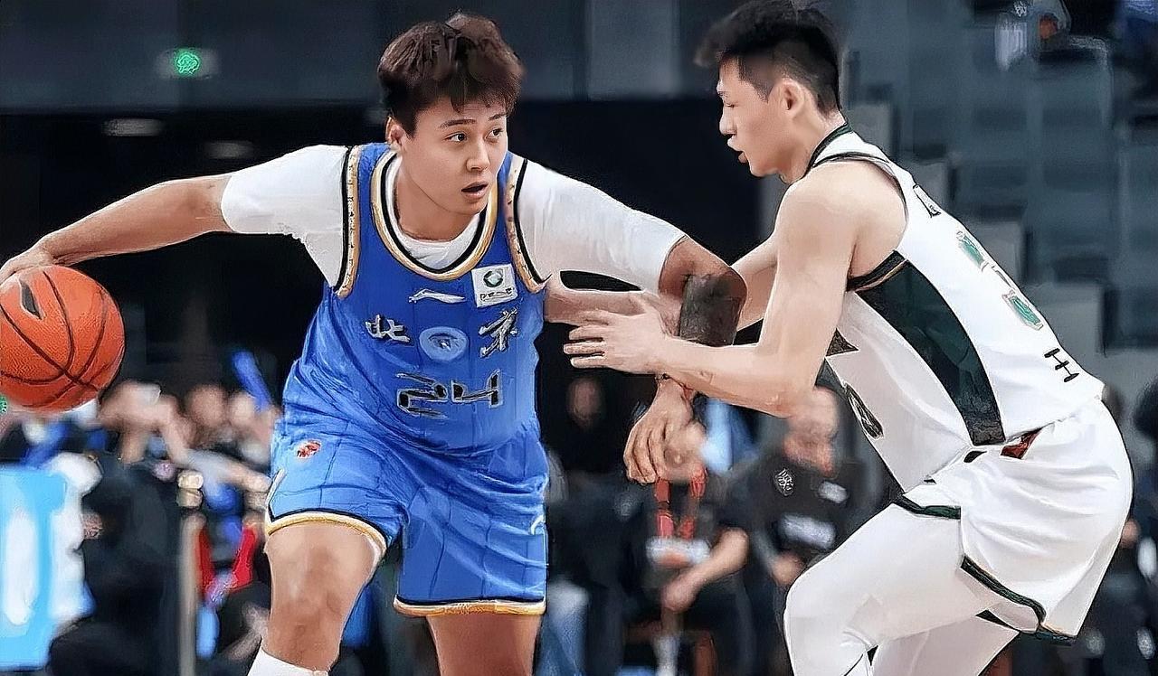 北京新援赵睿简直太紧敬业了！
CBA常规赛，北京94-81战胜辽宁。赛后赵睿接受