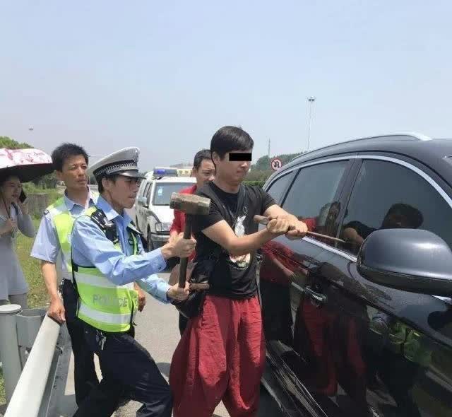 [中国赞]2017年，江西一女子在高速上行驶的时候，和母亲发生了争吵，一气之下她