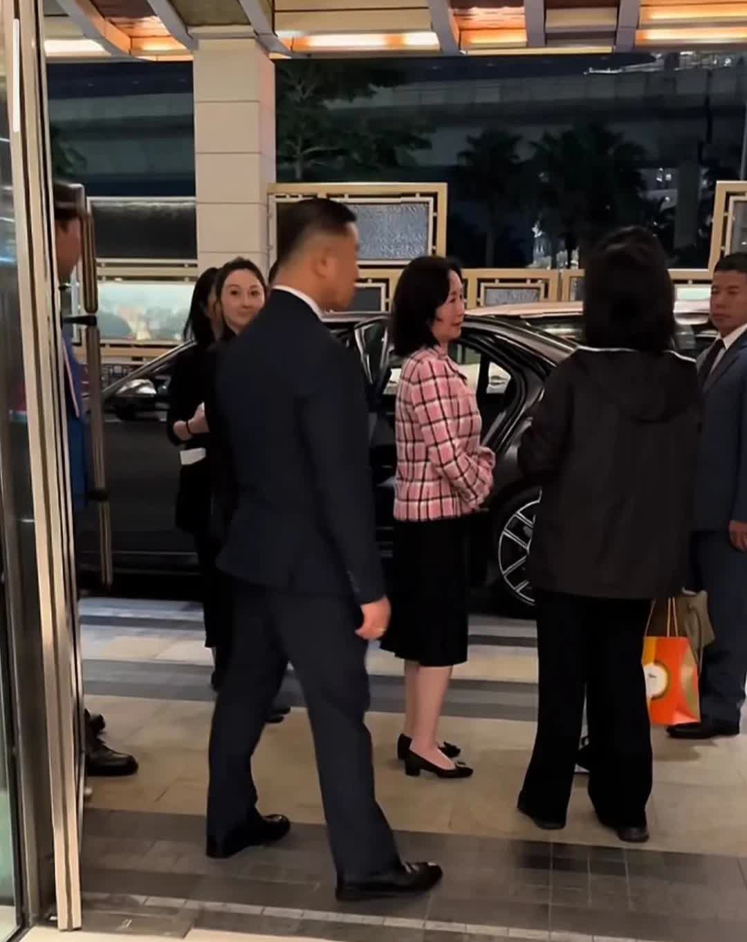 澳门美狮美高梅酒店门口何超琼送客人离开，因为保镖，助理人多挡住路。其中一个漂亮女