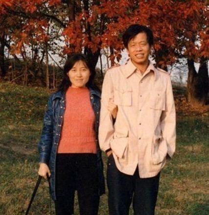 1997年初夏，45岁的作家王小波发出几声惨叫后，突然在家中暴毙。被发现时，嘴里
