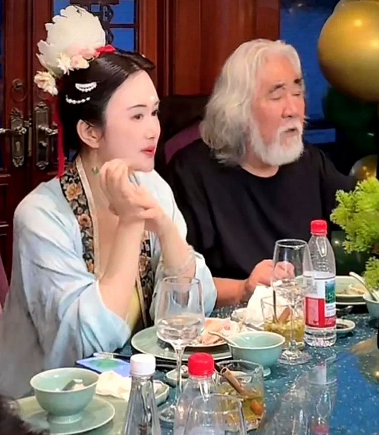 张纪中摆宴席庆祝74岁大寿，妻子杜星霖一身古风打扮坐在老张身边，两口子在饭桌上太