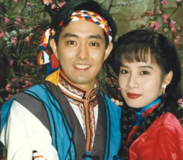 说起琼瑶剧肯定大部分人上来就吐槽三观不正，价值观扭曲，小三泛滥，渣男横行！
但是