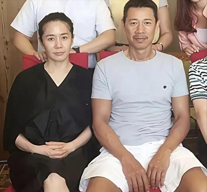 张丰毅和妻子霍凡待在一起，俩人看上去很有夫妻相，霍凡为人低调，很少一起露面。
霍