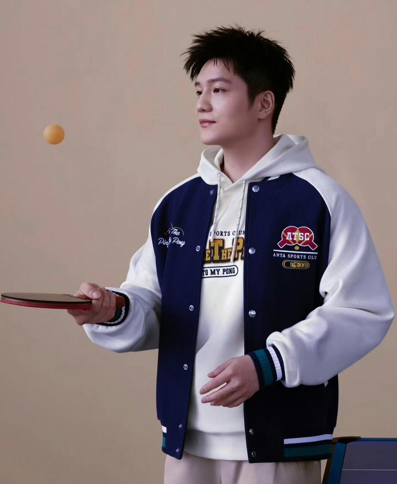 第一次见有人把棒球服穿得这么好看，踏子你选代言人的眼光简直封神。
全身干净利落，