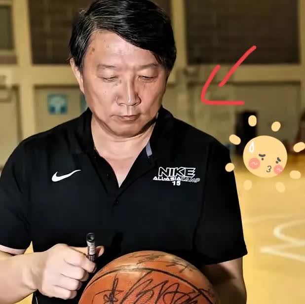 郭振明刚分管篮球就整这么一出，女篮本来是三大球里最让人省心的，结果选了个宫鲁鸣，