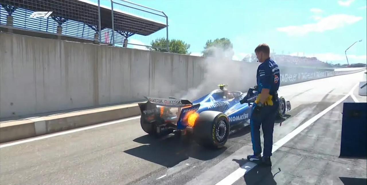 #f1# 比赛还未开始，塞恩斯的赛车就挂了。
塞恩斯的问题似乎与他的赛车的后制动