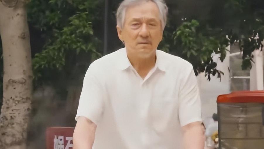 成龙近照断崖式衰老，眼神疲惫，行动迟缓，两年间头发全白了！
