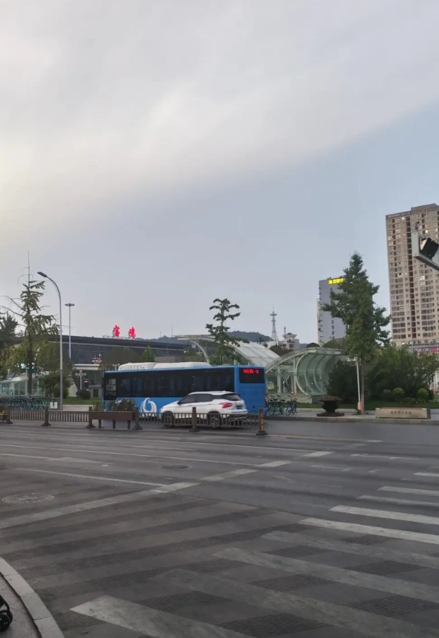 坐火车，从天水到宝鸡！

两个小时的车程，气温就有10℃的差距！天水30℃左右的