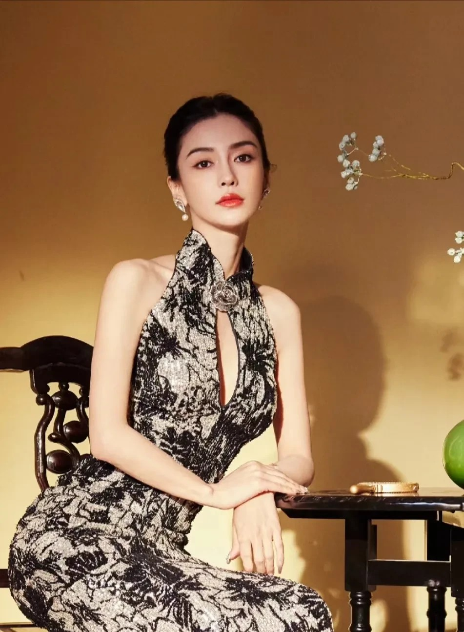 演员黄晓明说，我刚认识baby的时候，她确实很漂亮，但我喜欢她，是因为她的人品，