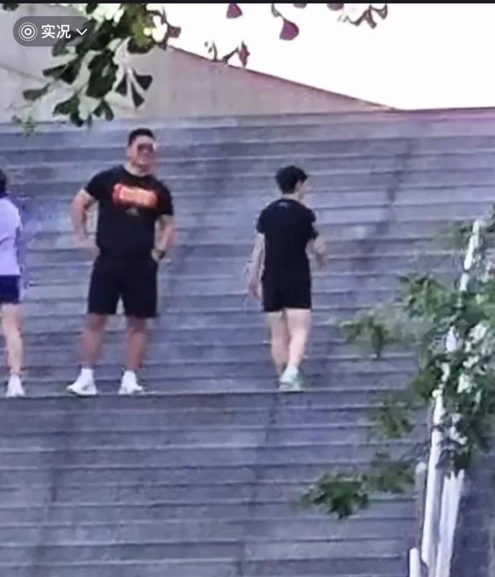 孙颖莎五一假期坚持训练 
5月1日，孙颖莎在劳动节难得的一天
翔哥带领莎莎和蒯曼