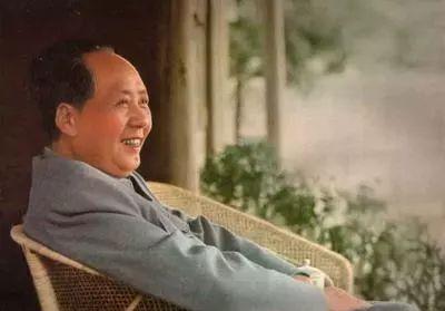 陈云在会上郑重地说道：实事求是的讲，毛主席不是没有缺点、错误的，要求一个革命领袖