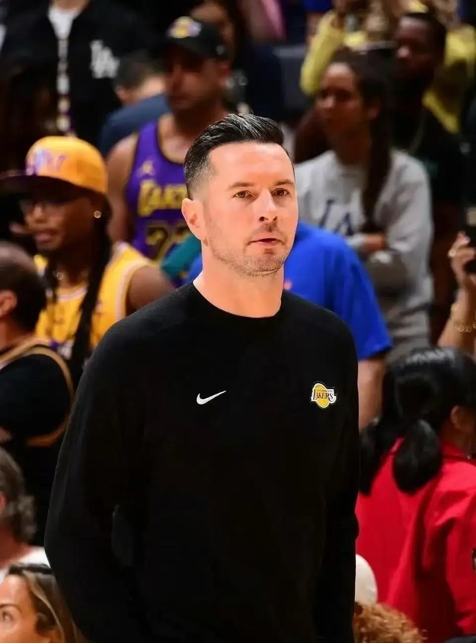 #NBA# 佩林卡在新闻发布会上表示，湖人近期已续约主教练雷迪克。
他坚定练里夫