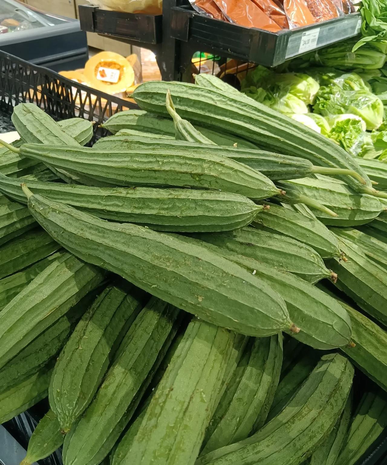 一直都不喜爱食用丝瓜，不过八棱丝瓜却是个例外。
八棱丝瓜或许是所有瓜类里唯一能煮