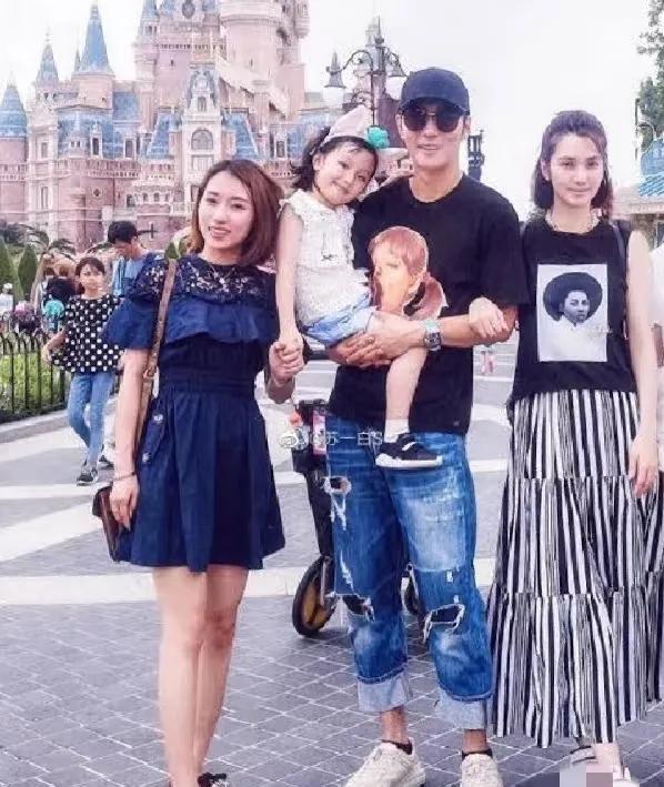 发现没
其实张丹峰和毕滢之间的事早有端倪
只是洪欣神经大条一点没有发现
一家三口