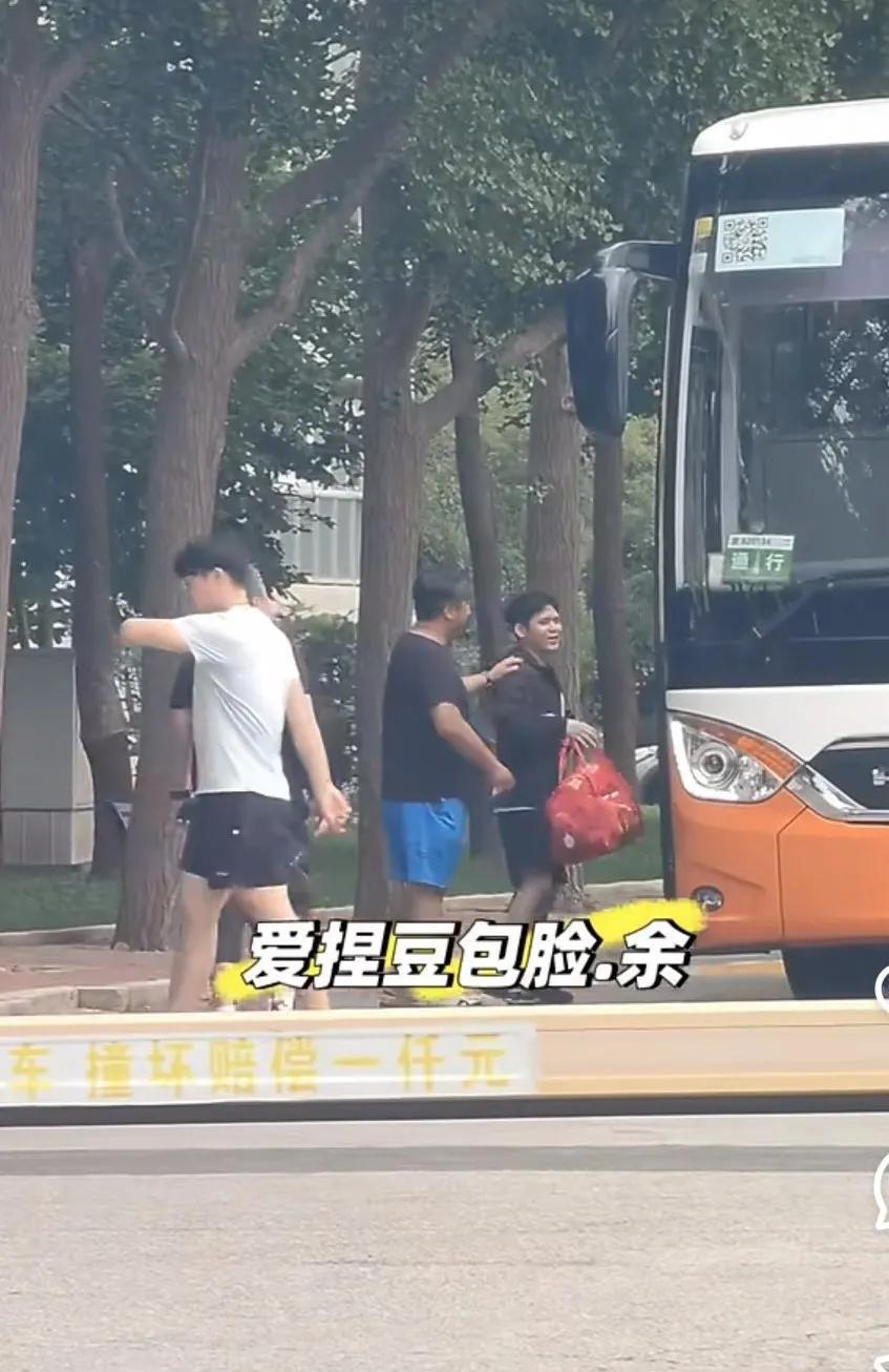 孙逊教练这次没有跟赛。
国乒今天出发飞瑞典，才回来两天就又要走了，真的很辛苦。横
