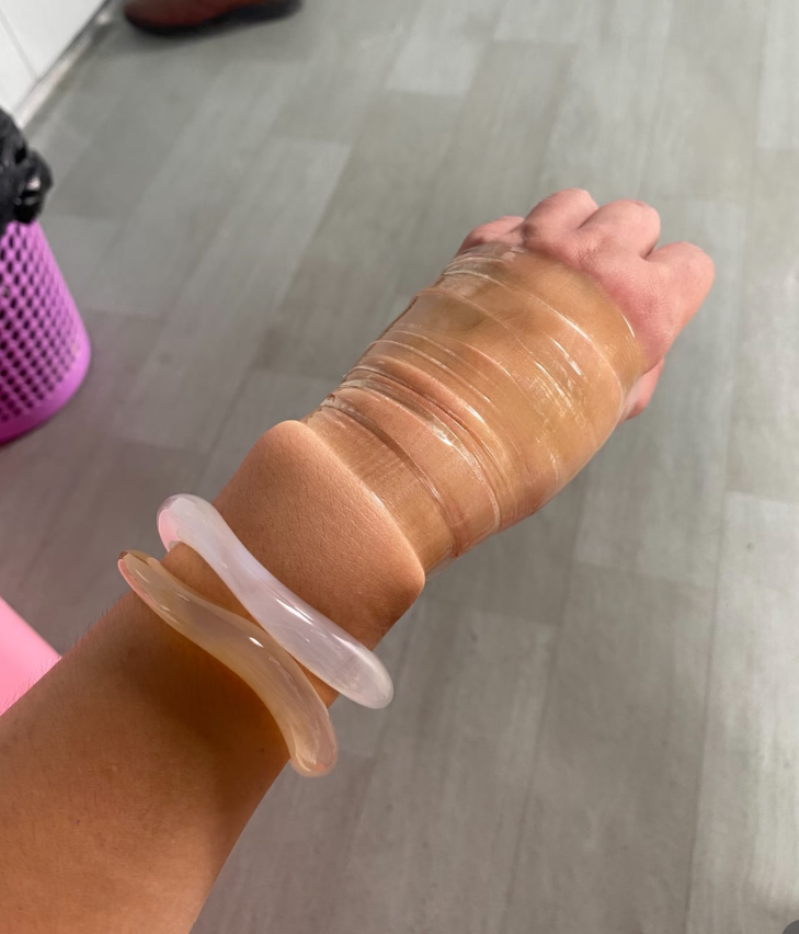 谁来救救我！

新买的手镯取不下来了

手捆成这样也不行，勒的不成样子

老公让