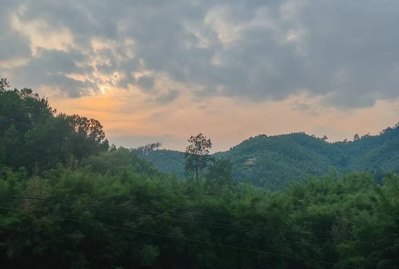 当今社会，普通人的出路在哪里？
第一、要降低个人负债。房贷和车贷有钱就先还了，以