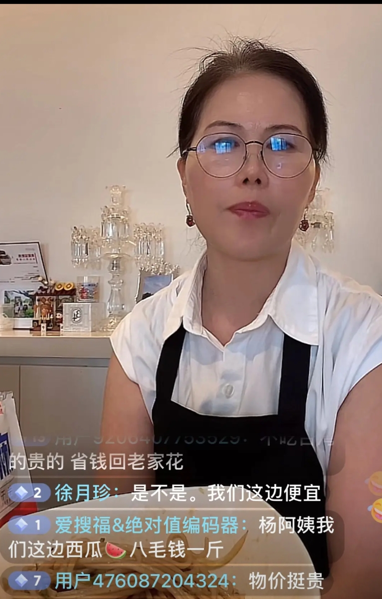 7月16日，汪小菲家的小杨阿姨出现在直播间，小杨阿姨说：酸辣粉和小黄鱼也不能天天