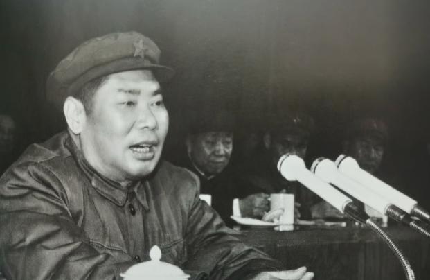 开国将军聚会，杨得志得知老领导要来，提前到门口迎接，此人是谁
“老杨，风有点凉，