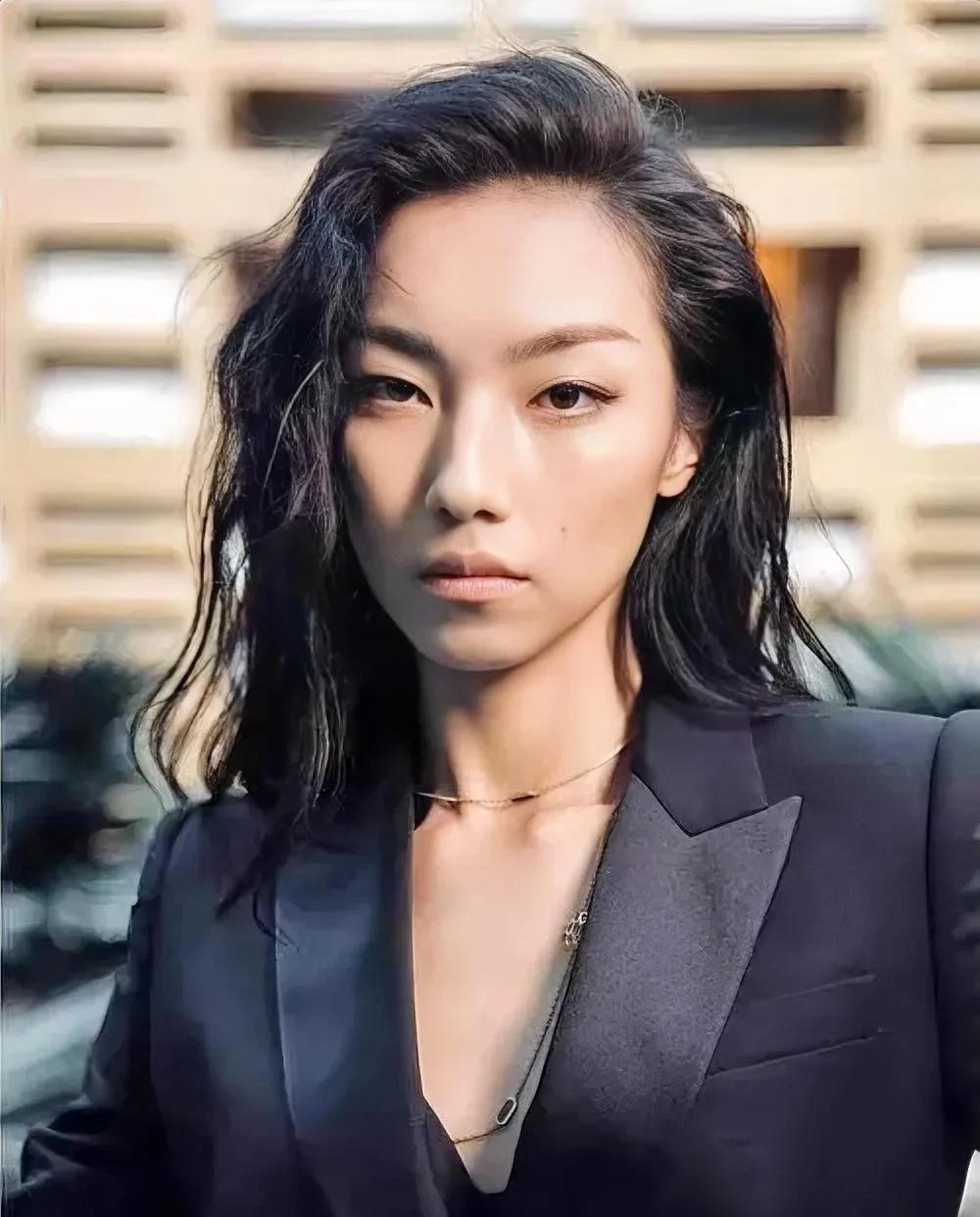 那尔那茜近日在博客中自曝：她大学其实就读的是：上戏表演系定向委培班。
但她的履历