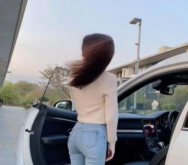 "刚从车里出来，这风儿，吹得我发丝乱飞~"
