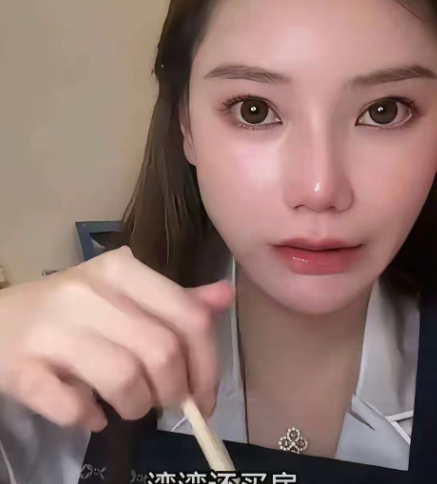 马筱梅绝对是一个眼光长远，不看眼前利益得失的人。

有网友质疑马筱梅整天说汪小菲