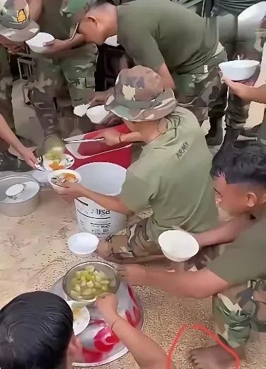 看看这个柬埔寨士兵的衣食住行，就知道不输都不行，或者就不是准备来打仗的，他们估计