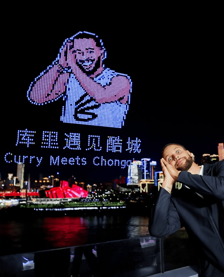 正在参加中国行的勇士后卫斯蒂芬-库里今日更新推特，晒出了他在重庆参加活动的照片。