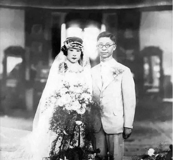 1966年，作家“老舍”被妻子举报，随即被一群人带走，傍晚时分，老舍浑身是伤，一
