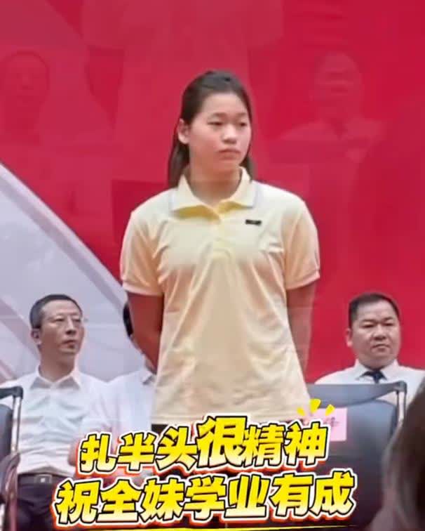 全红蝉参加开学典礼啦，现场被隆重介绍。
转眼间全妹成大学生，上台接受授章仪式，