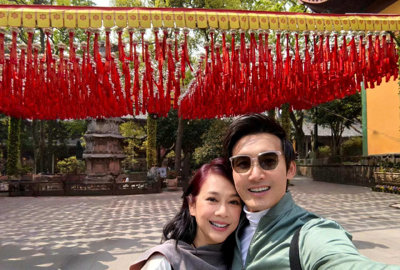 她是香港巨星，他是内地小生，两人相差十几岁，却结婚十几年，零绯闻，恩爱如初。老婆