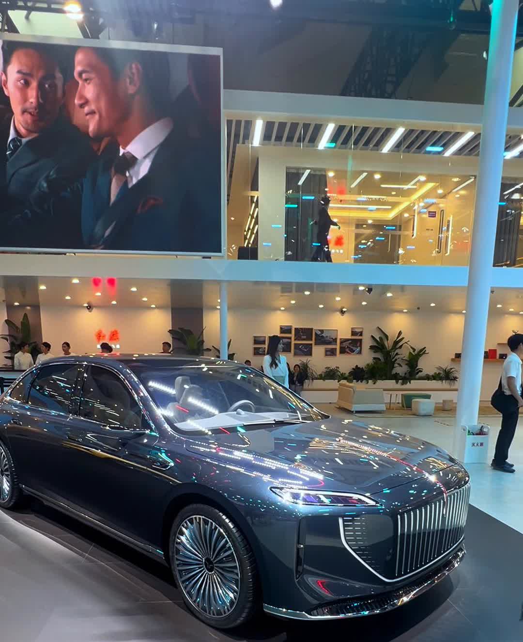 红旗新款新能源车型大曝光。
红旗E702，外观新颖独特，摄像头代替后视镜。轮毂