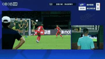 王钰栋手球送点，一抓一个准，VR不会放过任何一个点球，包括红牌。即使当时没有判罚