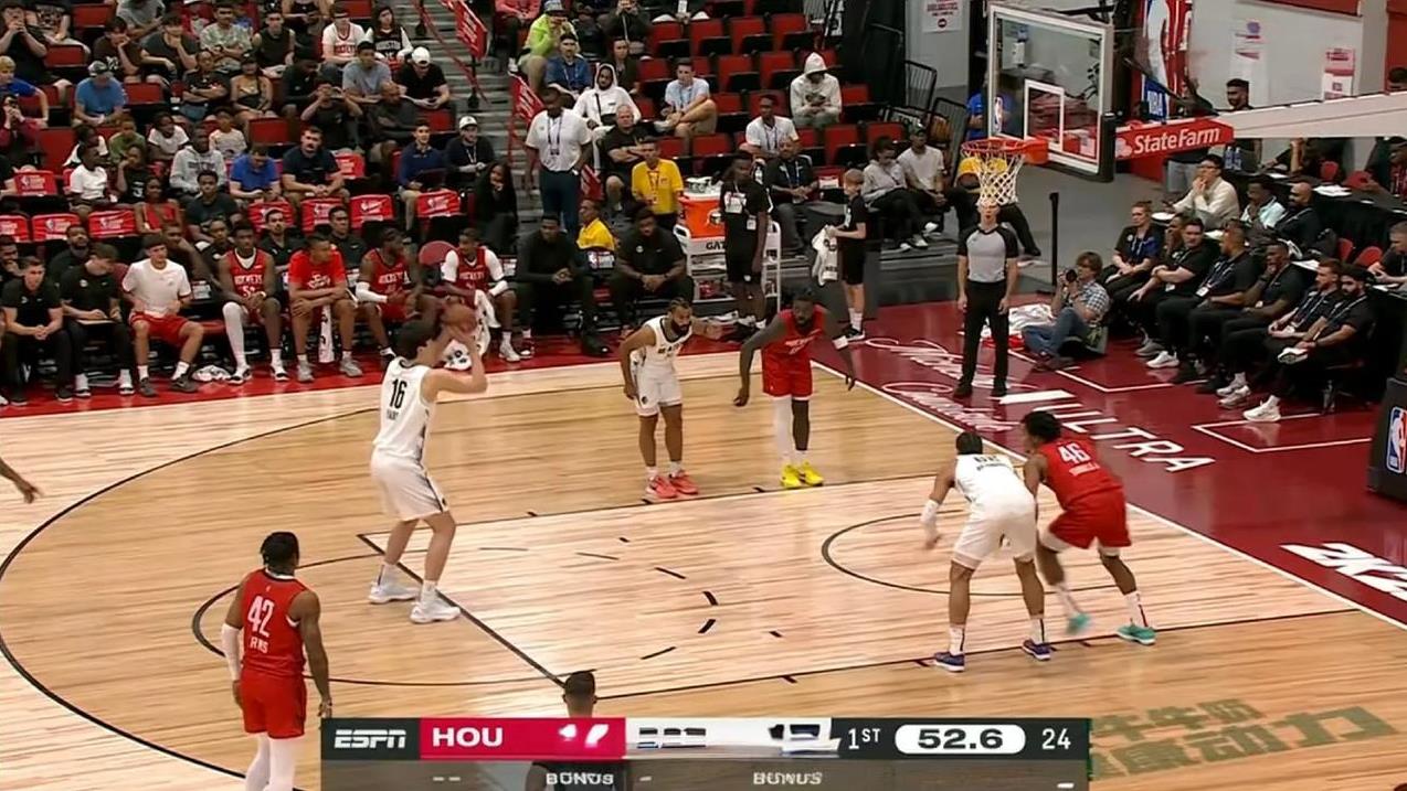 杨瀚森今天拿下8分8篮板5助攻3盖帽的全面数据，就是失误还是稍微有点多，感觉今天