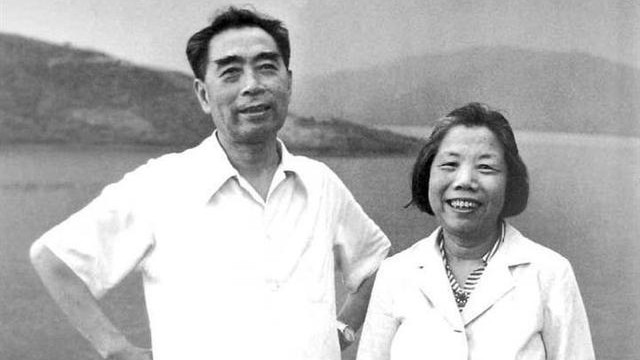 周恩来离开延安时，与邓颖超拥抱亲吻，延安人看得目瞪口呆