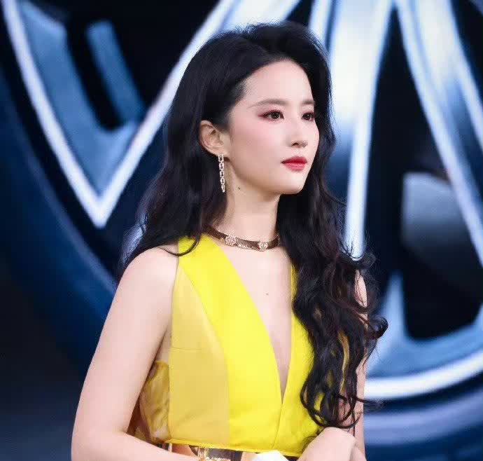 刘亦菲这举动挺迷的，昨天还美美的参加白玉兰晚宴，可今天这颁奖典礼，这姐突然说不去