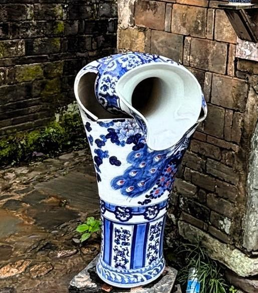 湾湾日本发射火箭，二级火箭横着落下，让人惊掉下巴。
没有那金刚钻，也敢揽瓷器活，