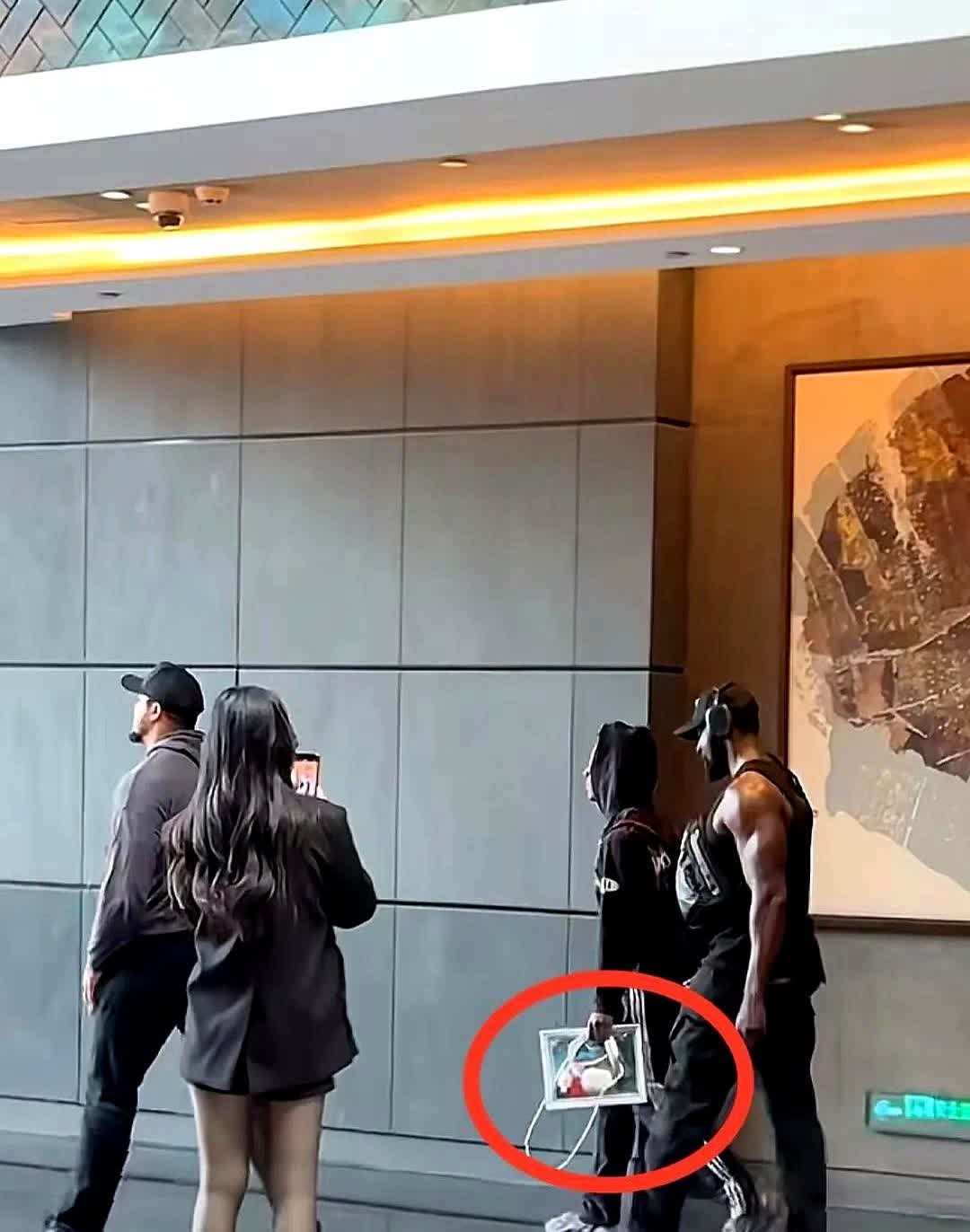 细心的朋友发现了没？

甲亢哥离开长沙，去新加坡了，他带走的不是芒果台会员，