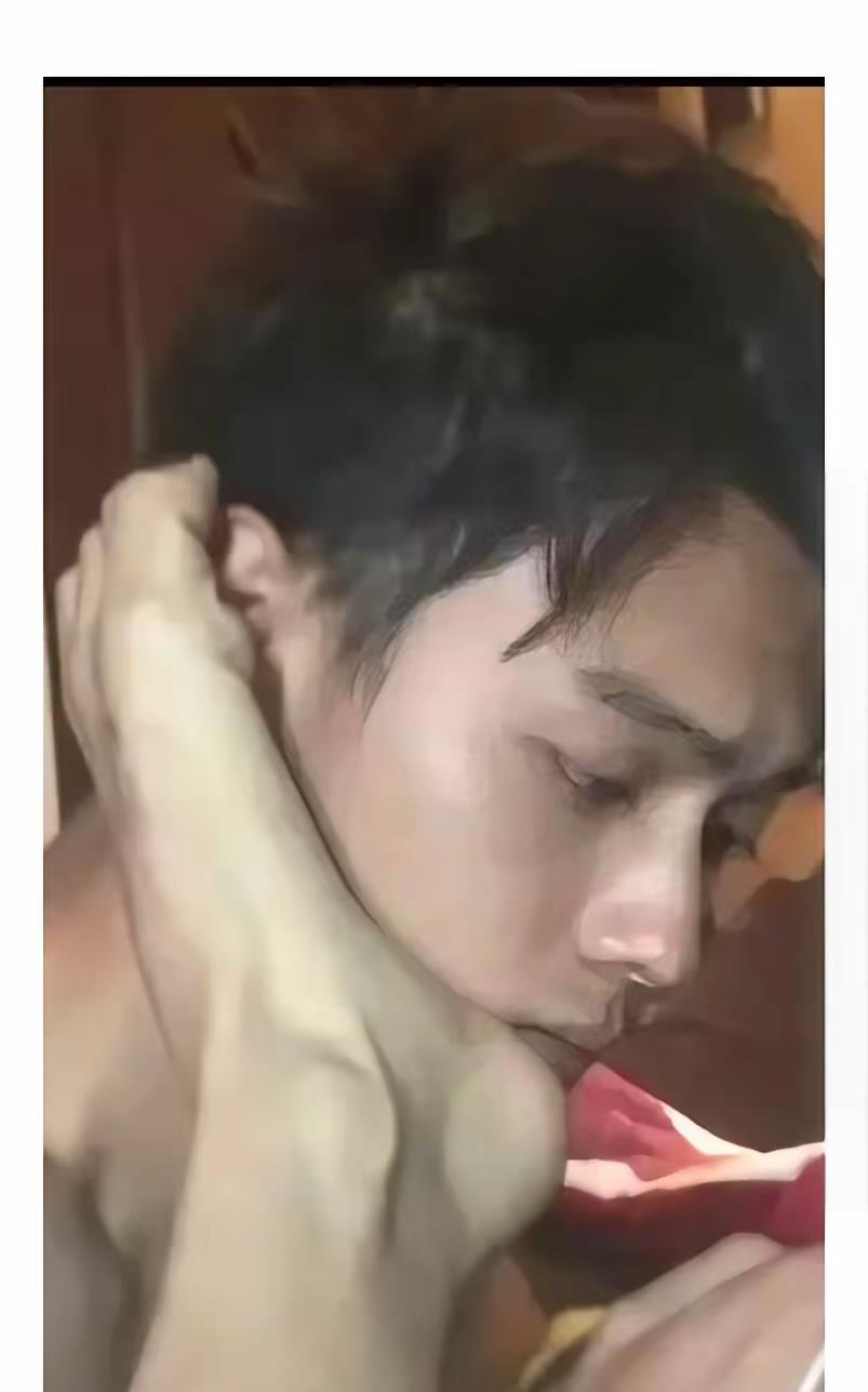 许凯能有今天
最主要的一个原因
模特出身的他，靠身材颜值上出圈，文化素养本身就不